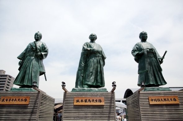 画像：JR高知駅前の広場にある3志士像