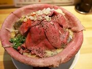 肉で丼が見えない！ 大阪の二郎系『麺屋104』で牛白湯魚介の「牛ラーメン肉マシマシ」を食べてきた