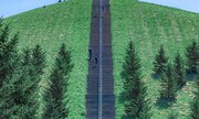 これを登るの...？　北海道にある「山頂まで繋がる大階段」が、もはや「壁」でしかない