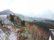 10月初旬、早くも北海道に「冬」到来？　初雪と紅葉のコラボレーションが美しい