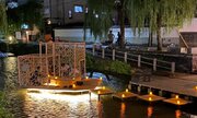 京都の川の真ん中に、スケスケな「茶室」出現　不思議な光景が話題に