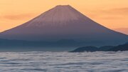 朝焼けまで、まっすぐ歩いて行けそうだ　一面に広がる雲海と富士山のコラボが美しい