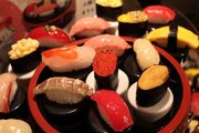 「スシ食いねェ！」を奏でながら、めっちゃリアルな寿司が回る！　小樽市のふるさと納税返礼品に反響