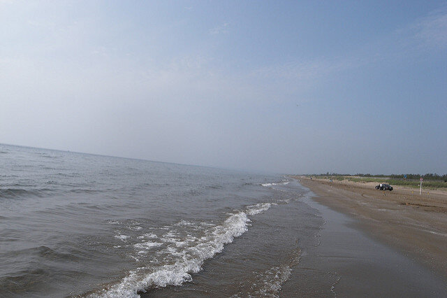 画像：千里浜（uemuraさん撮影、Flickerより）