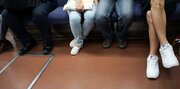 「妊娠5か月で乗った満席の電車。マタニティマークが見えない側に座っていた中年男性が...」（神奈川県・30代女性）