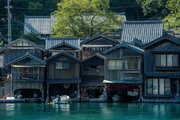 京都にある「和風ヴェネツィア」の風情がすごすぎる　湾上に並ぶ舟屋と美しい海に国内外から反響