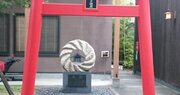 鳥居の向こうに「フレンチクルーラーの神様」？　福島県に存在する「おいしそうな石像」の謎を追う