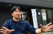 画像：八王子市でダイニングバー「ブレスゲート」を営む鏡智也氏への取材記事を東京都企業立地相談センターホームページに12月5日公開