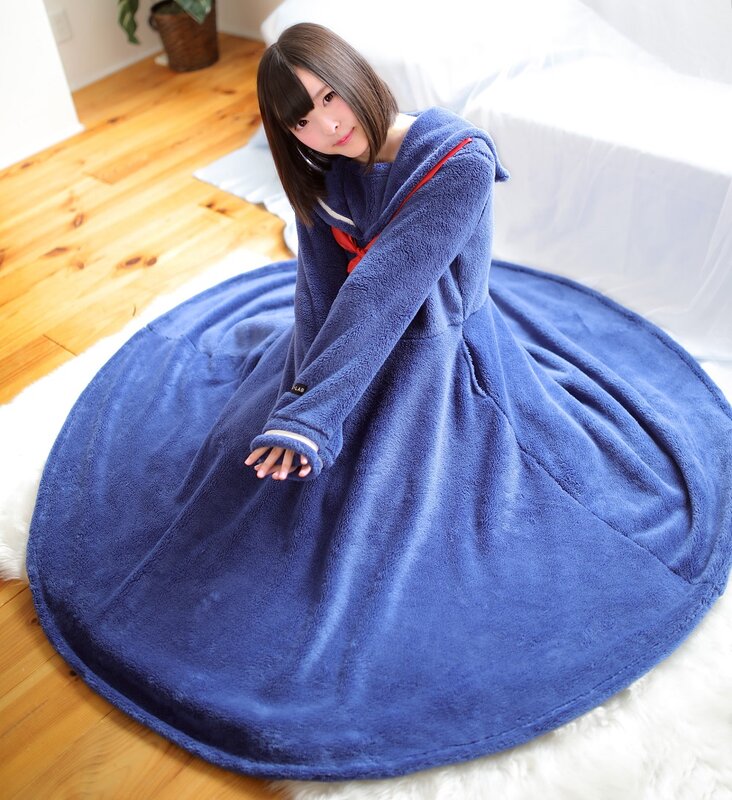 画像：セーラー服型パジャマ「セラコレ」の着る毛布タイプ