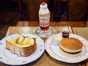 スカイツリー麓の純喫茶『ブラウン喫茶 デルコッファー』の「銅板ホットケーキ」が旨いワケ