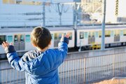 「見知らぬ幼い男の子に、列車の窓から手を振り返した。するとその子の母親が、私に向かって...」（千葉県・60代男性）