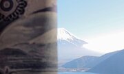 違和感が仕事しない　本栖湖畔から望む富士山に、千円札を重ねてみた結果