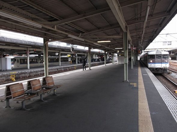 画像：のどかでひなびた空気のかつての広島駅（Inaji pcさん撮影、 Wikimedia Commons