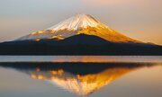 美しすぎて「息をするのも忘れていた」　雪化粧の富士山が黄金色に輝いた日